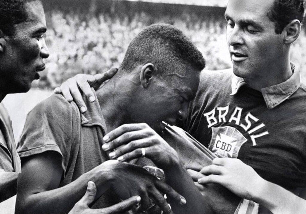 Pelé (al centro), llora en los brazos de sus compañeros de la Selección nacional de Brasil, Gylmar (derecha) y Didi (izquierda), tras el triunfo de su equipo frente al equipo anfitrión por 5-2 en la final de la Copa del Mundo de Suecia 1958.