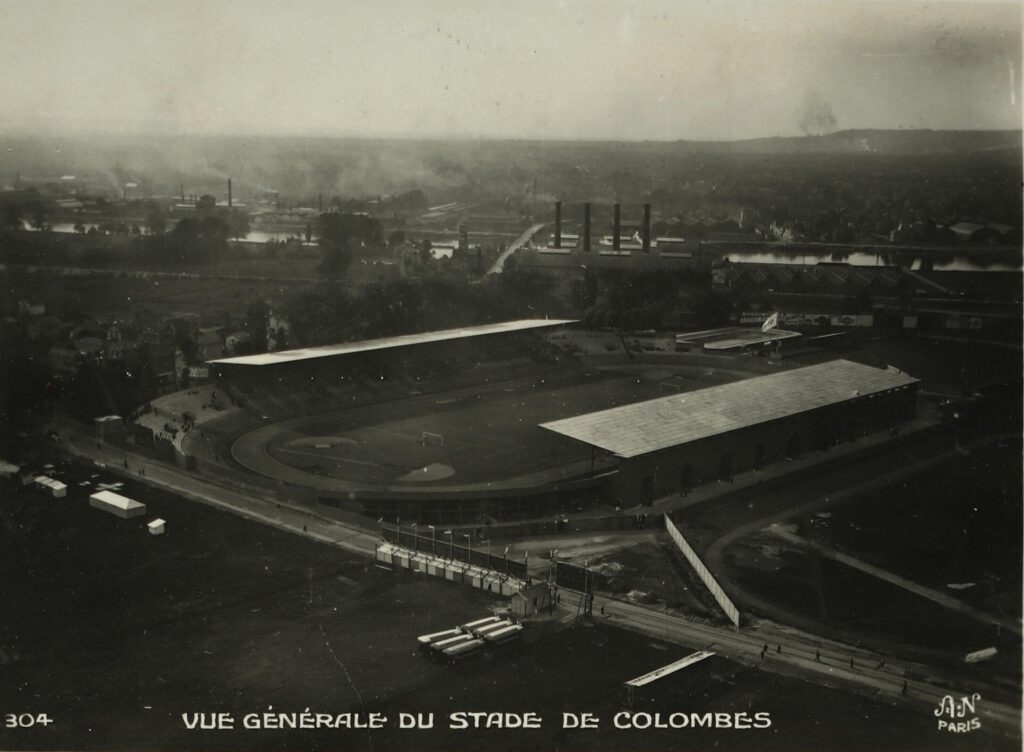 Vista aérea en blanco y negro del Estadio Olímpico de Colombes (Stade Yves-du-Manoir) en 1901, que sería sede de la final de la Copa del Mundo de Fútbol de la FIFA en 1938.