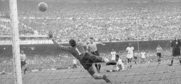 Imagen del momento en el minuto 66, cuando el número 10 de la selección uruguaya, Juan Alberto Schiaffino, anota el gol del empate (1-1) tras rematar con un fuerte derechazo a la portería del guardamentas brasileño Moacir Barbosa, durante el partido definitivo del Mundial de Brasil 1950.