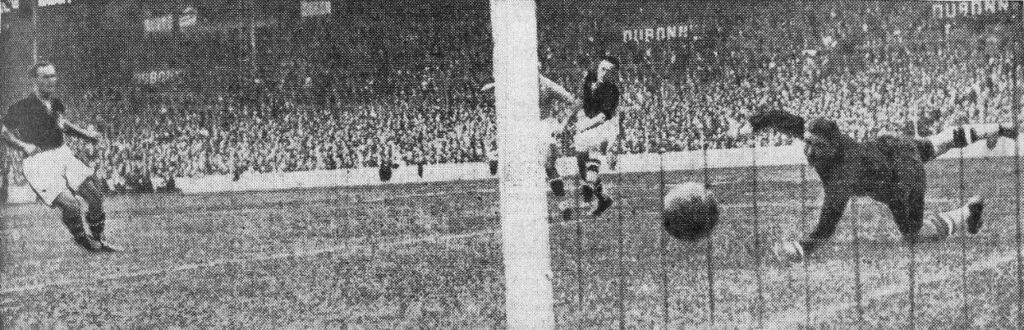 Silvio Piola (uniformado de negro) anota un tanto sobrepasando al portero Húngaro Antal Szabó en el minuto 16 del primer tiempo de la final de la Copa del Mundo de Francia 1938, poniendo a Italia adelante en el marcador, por 2 a 1.