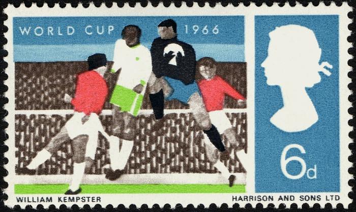Sello postal británico conmemorativo del Mundial de Inglaterra 1966, que contiene, ocupando las tres cuartas partes de la izquierda, una ilustración que representa un partido de fútbol en un estadio, con el público en segundo plano y, en primero, en el centro, a un portero (camiseta negra, pantalones cortos azules) abrazando un balón en el aire, mientras un jugador de otro equipo (camiseta blanca, pantalones cortos verdes) se eleva para intentar rematar de cabeza, y dos defensores, (camisetas rojas, pantalones cortos blancos) los flanquean, En la parte de la ilustración que repreenta el cielo, se encuentran las palabras "World Cup", y "1966". A la derecha de esta ilustración, ocupando una cuarta parte del espacio del sello, un rectángulo de color azul sobre el cual, de perfil y en color blanco, se encuentra la silueta de la reina Isabel II de Inglaterra, bajo la cual se indica el precio del sello (6 d / 6 peniques). En el margen inferior se indican los nombres del ilustrador (William Kempster) y del fabricante (Harrison and Sons Ltd.)