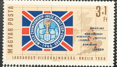 Sello postal de Hungría (Magyar posta / Correos de Hungría), de valor de 3+1 forint, conmemorativo del Mundial de la FIFA de Inglaterra 1966. De fondo, se observa el mapa de Inglaterra con las ciudades en las que se celebraron partidos indicadas por un punto rojo y su nombre, sobre este fondo, el cartel del mundial, que representa una Union Jack, bandera de Gran Bretaña, sobre la cual se encuentra un medallón que incluye las palabras "World Championship · Jules Rimet Cup · England · 1966", en forma de banda en el círculo exterior, mientras que en el interior se encuentra una ilustración en tonos azules de un balón de fútbol, frente al cual está el trofeo Jules Rimet sobre el escudo de la Asociación de Futbol Inglesa. Debajo, en húngaro, se lee Labdarúgó Világbajnokság · Anglia 1966 (Copa Mundial de la FIFA · Inglaterra 1966)