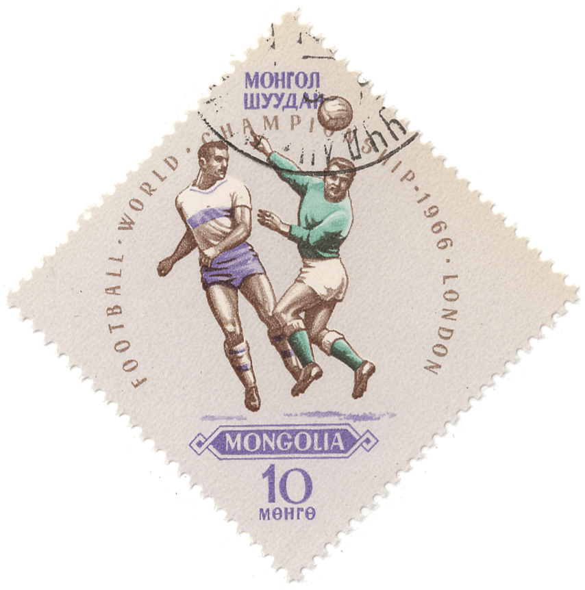 Sello postal cuadrado de Mongolia (Mongol Shuudan / Correos de Mongolia), de valor de 10 möngö conmemorativo del Mundial de la FIFA de Inglaterra 1966. En el centro, dos jugadores de fútbol saltando para rematar a la espera de la llegada de un balón por el aire; a su alrededor, en forma circular, las palabras "Football · World · Championship · 1966 · London".