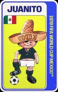 Juanito, mascota oficial del Mundial México 1970, que repreenta a un niño mexicano, de piel clara y cabello oscuro, vestido con camiseta y calcetas verde oscuro, pantaloncillos blancos, botines negros y un sombrero de paja de ala ancha y copa alta típico de México. Por la posición que tiene, con un pie sobre un balón de futbol, se deja ver parte de su abdomen y su ombilgo.