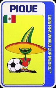 Pique, mascota oficial del Mundial México 1986, que representa un chile jalapeño antropomórfico de color verde, cuya cabeza compone el pico del sombrero tradicional mexicano de ala ancha y color amarillo, con bordes rojos, que tiene puesto. Pique tiene unos ojos diminutos, un bigote grande y curvado hacia arriba, lleva pantalones cortos blancos y camiseta de cuello en V de color rojo, calcetas blancas con el borde rojo y botines negros, y se recarga sobre un balón de fútbol de grandes dimensiones, en comparación con las suyas.