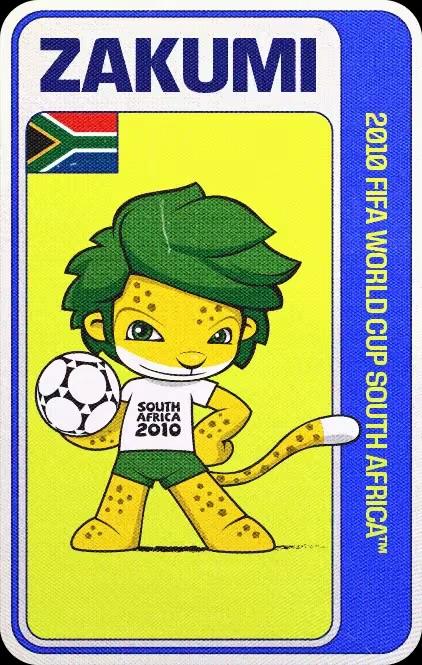 Zakumi, mascota oficial del Mundial Sudáfrica 2010 que representa a un leopardo antropomórfico de color amarillo con melena y pantalones cortos verdes, cuya camiseta, de color blanco, lleva la leyenda "South Africa 2010". En la mano, a un costado, lleva un balón de fútbol.