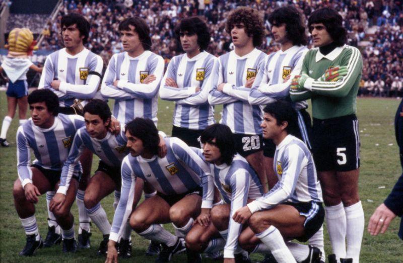 La Selección Argentina antes del comienzo de su partido contra Perú el 21 de junio de 1978 en el Estadio Gigante de Arroyito, en Rosario. De izquierda a derecha, de pie: Passarella, Bertoni, Olguín, Tarantini, Kempes, Fillol. En cuclillas: Gallego, Ardiles, Luque, Ortiz, Luis Galván.