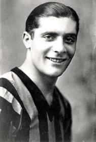 Giuseppe Meazza sonríe a la cámara vestido con la camiseta del Inter de Milán