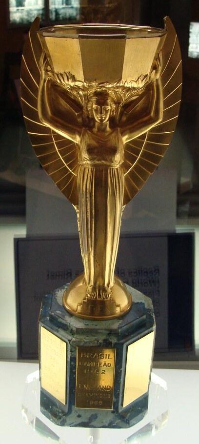 Fotografía de la eéplica del trofeo Jules Rimet que se exhibe en el Museo Nacional de Fútbol de Preston