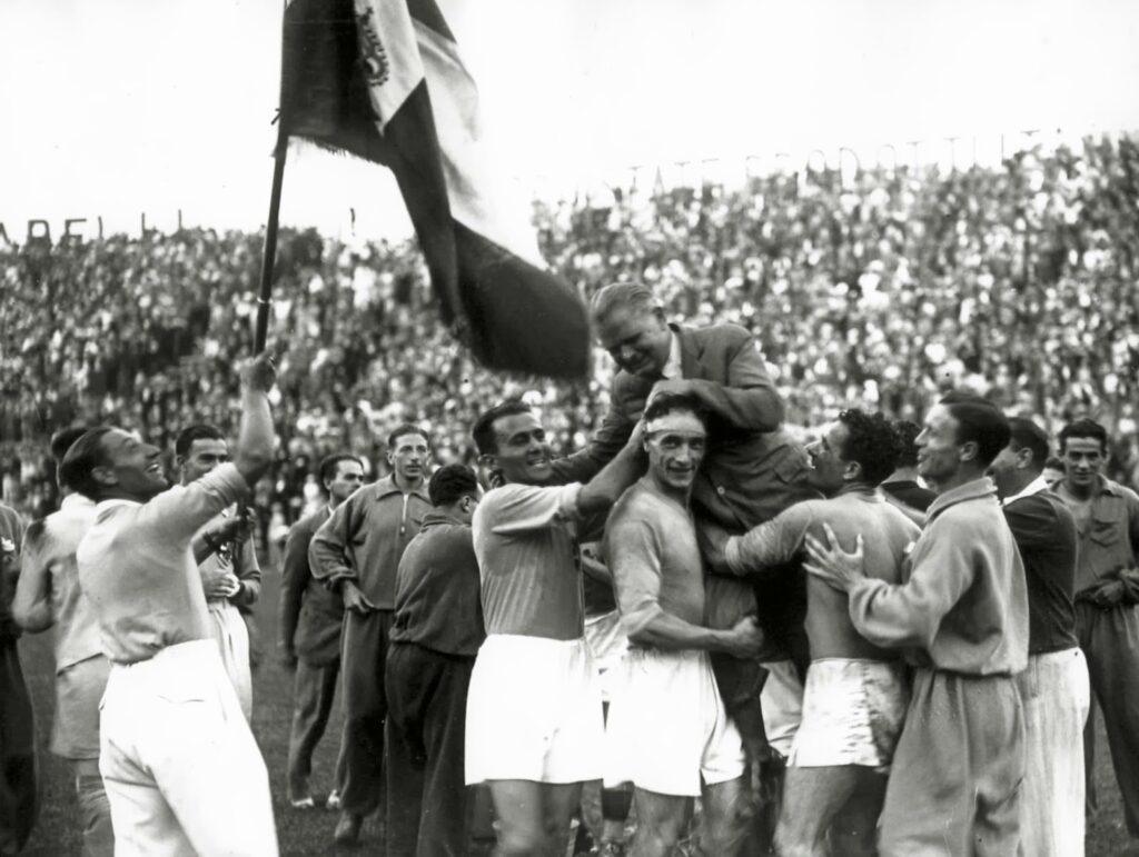 El seleccionador de Italia, Vittorio Pozzo, es aclamado por sus jugadores tras la victoria en el Campeonato Mundial de 1934