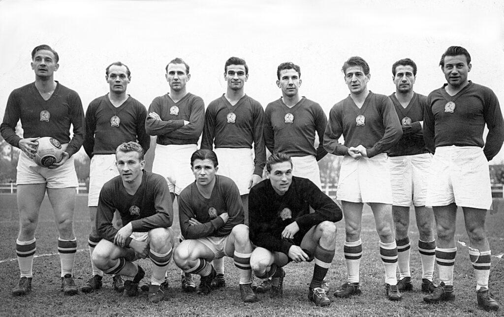 Fotografía del equipo nacional de Hungría en 1953, En la primera fila: Mihály Lantos, Ferenc Puskás, Gyula Grosics. En la segunda fila: Gyula Lóránt, Jenő Buzánszky, Nándor Hidegkuti, Sándor Kocsis, József Zakariás, Zoltán Czibor, József Bozsik, László Budai.