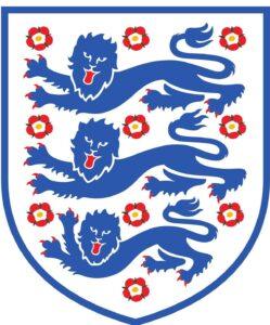Escudo de la FA, Asociación de Fútbol Profesional de Inglaterra que representa tres leones pasantes guardantes azules con las lenguas y garras rojas, y rodeados de diez rosas del mismo color en representación de la casa Tudor.